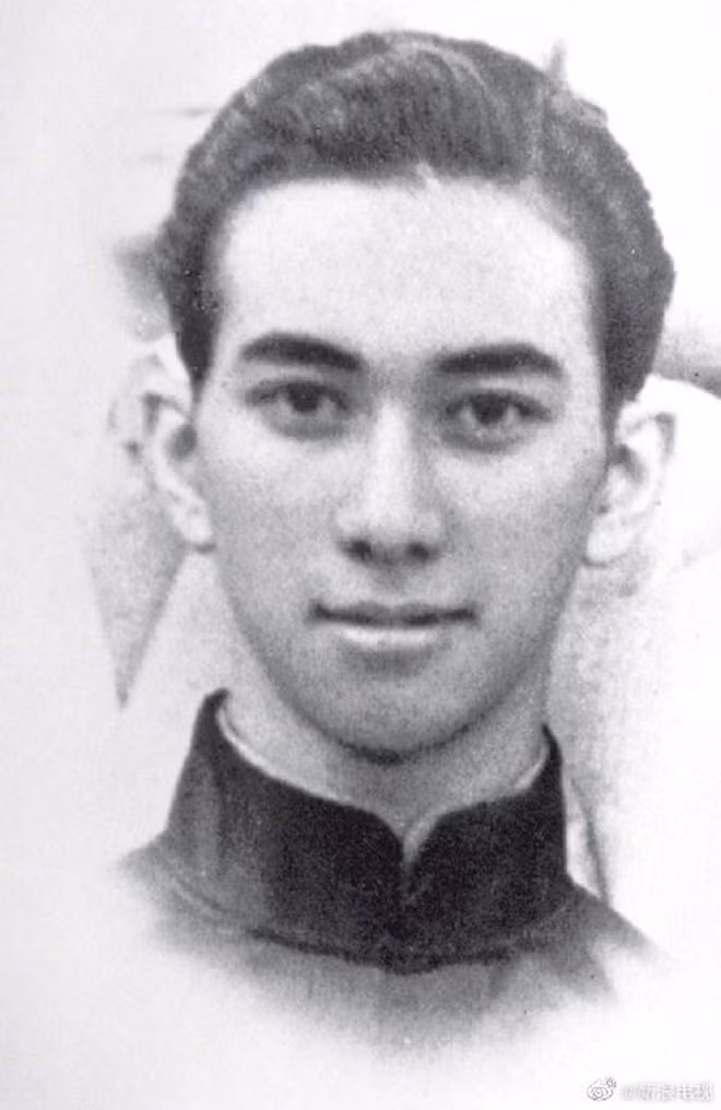 Ông sinh năm 1921 trong một gia đình nổi tiếng tại Hong Kong. Tổ tiên ông mang dòng máu đa sắc tộc, từ Do Thái, Anh, Hà Lan đến Trung Quốc. Cha ông là Hà Thế Quang - một thương nhân giàu có ở Hong Kong (thành viên cao cấp trong Tập đoàn Tung Wah Group of Hospitals). Mẹ là bà Kí Hưng Vân, con gái của một gia đình quý tộc.