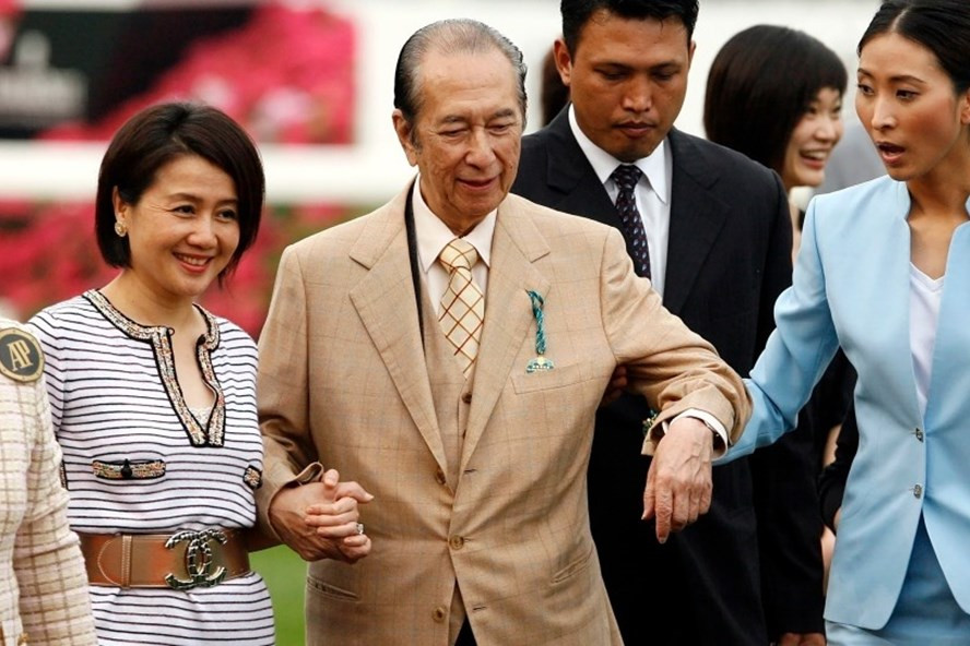 Năm 21 tuổi, ông trốn sang Macau chỉ với 10 đôla Hong Kong (khoảng 1,3 USD) và bắt đầu kinh doanh hầu như tất cả các lĩnh vực, từ dầu hỏa cho đến máy bay. Và 9 năm sau đó, ông đã trở thành một trong những đại gia trẻ nhất khu vực Hong Kong và Macau.