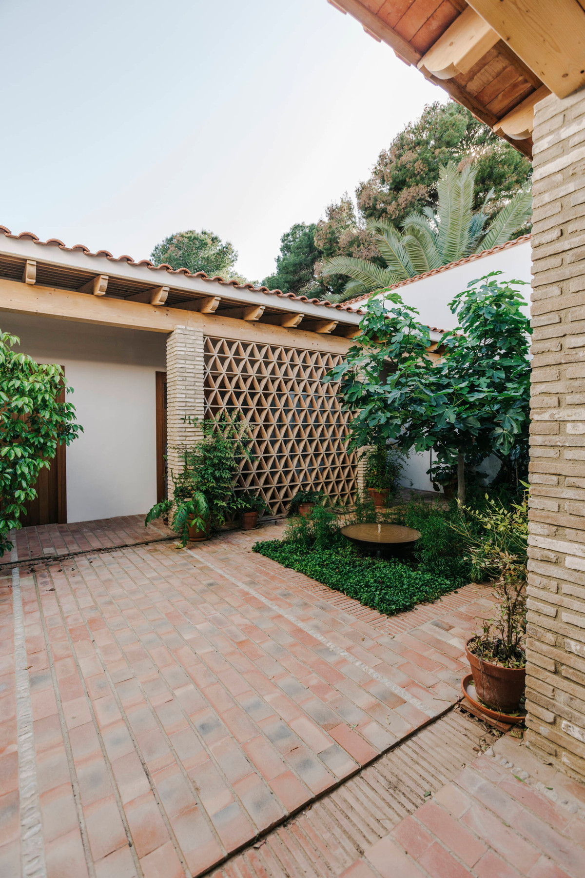 Gạch nung, mái ngói có nét tương đồng với những ngôi nhà ở làng quê Việt.