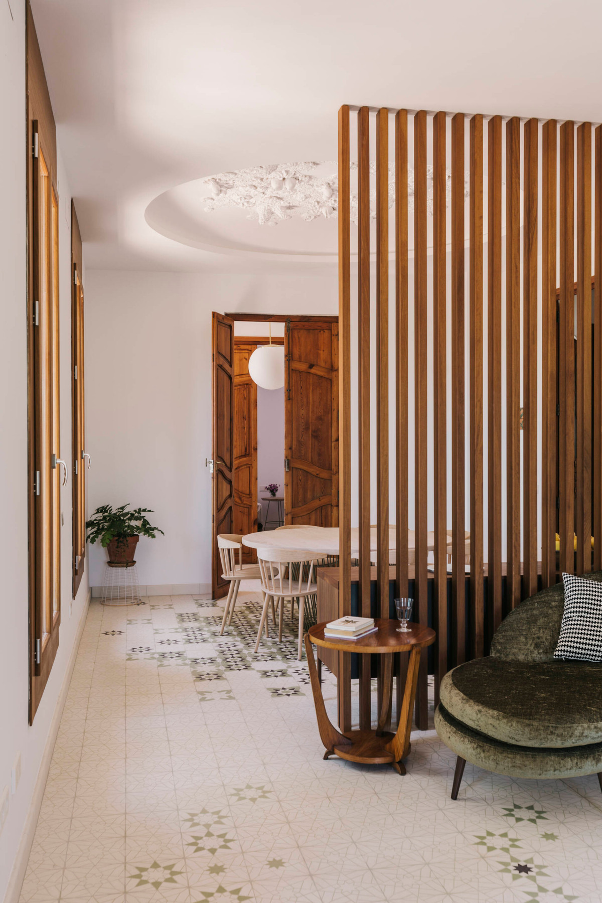 Vách lam gỗ vừa có tác dụng trang trí vừa giúp phân chia không gian riêng tư.