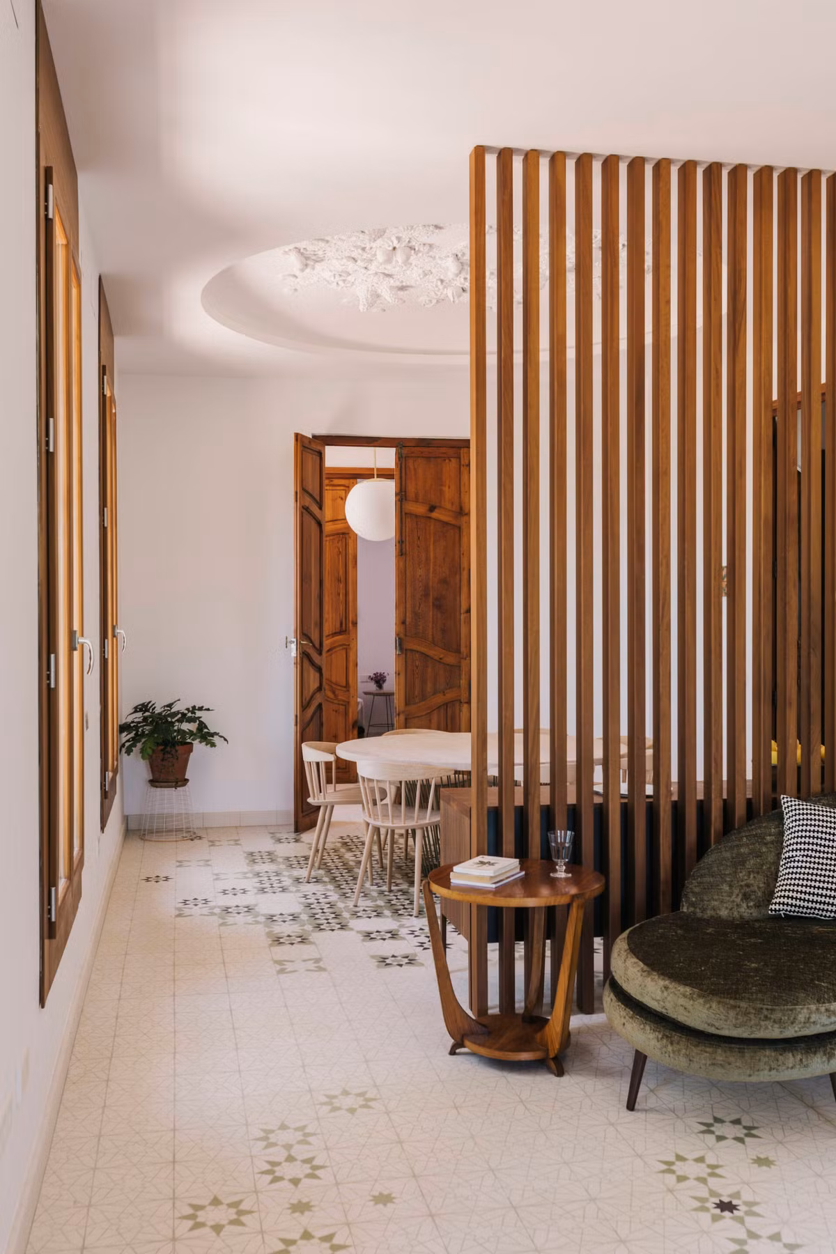 Vách lam gỗ vừa có tác dụng trang trí vừa giúp phân chia không gian riêng tư.