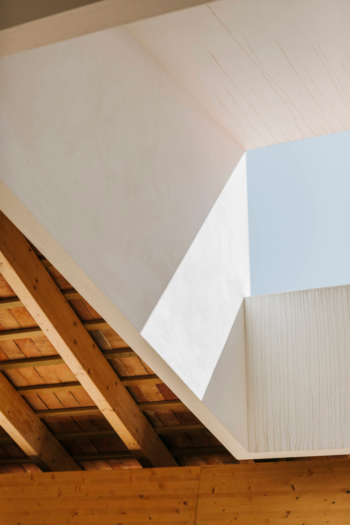 Trên trần nhà còn thiết kế thêm cửa sổ trời lấy ánh sáng.