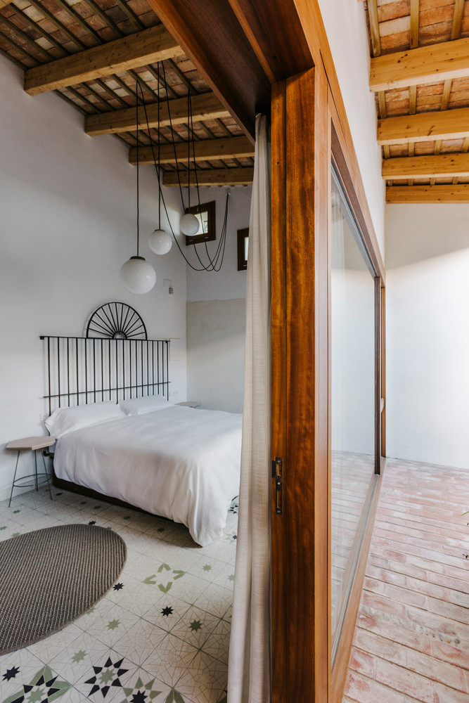 Phòng ngủ đơn giản với 2 gam màu trắng - nâu.