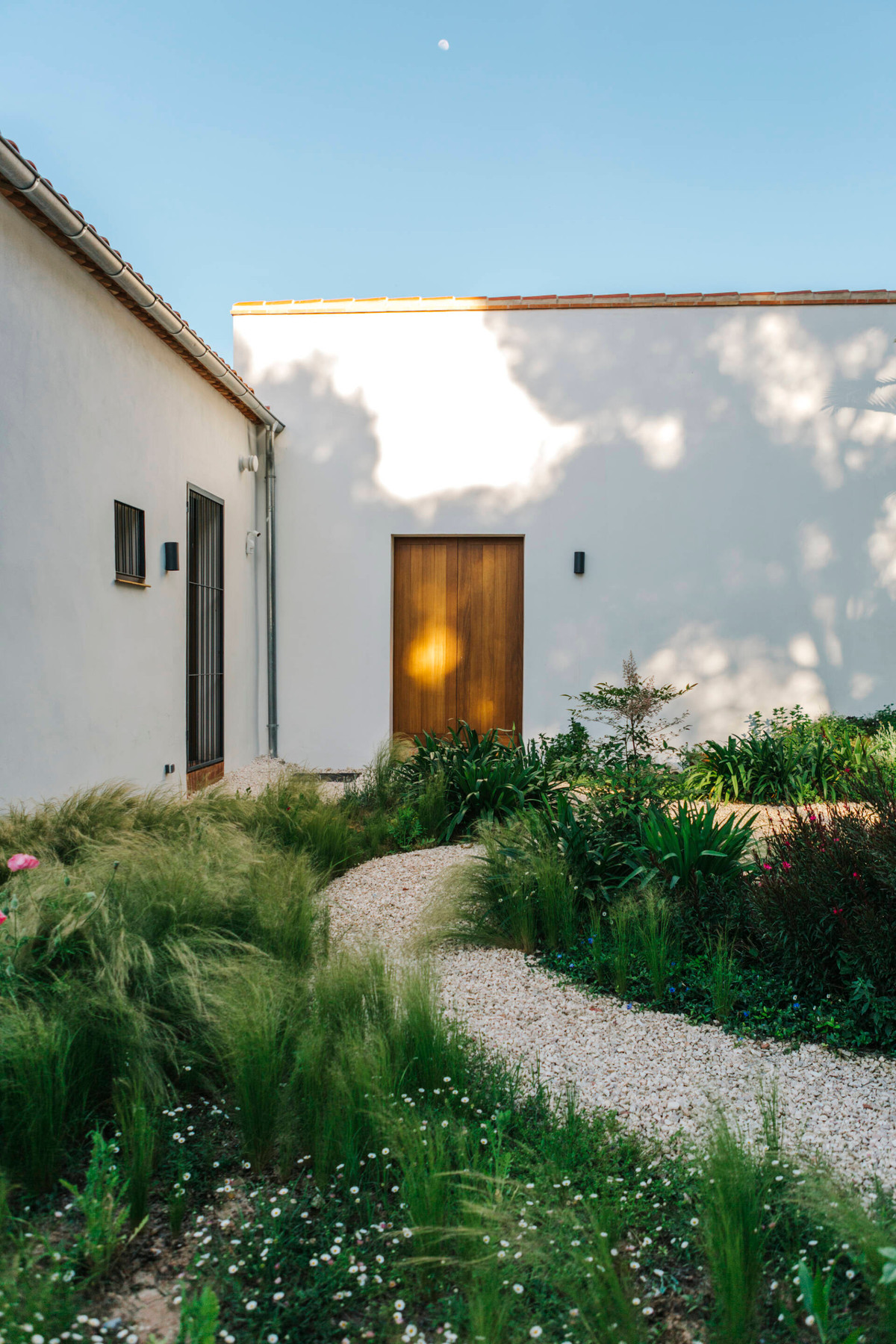 Ở sân vườn có các lối mòn dẫn đến các khu vực chức năng trong nhà. Nguồn ảnh: Archdaily.