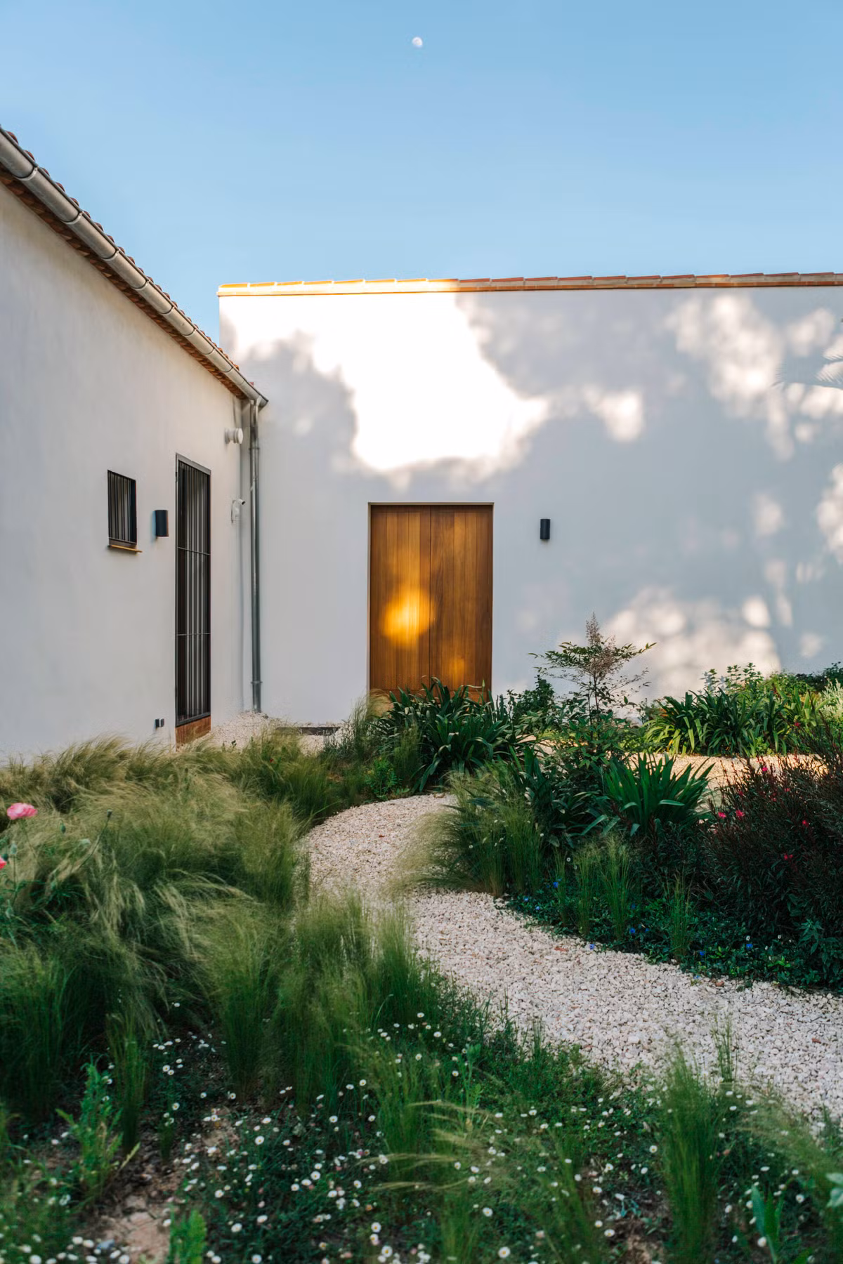 Ở sân vườn có các lối mòn dẫn đến các khu vực chức năng trong nhà. Nguồn ảnh: Archdaily.