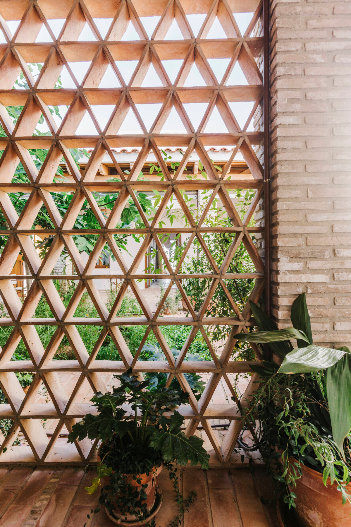 Vách ngăn đất nung đậm chất hoài cổ.