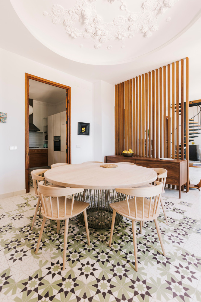 Phòng khách và phòng ăn gần như thông nhau với thiết kế tối giản.