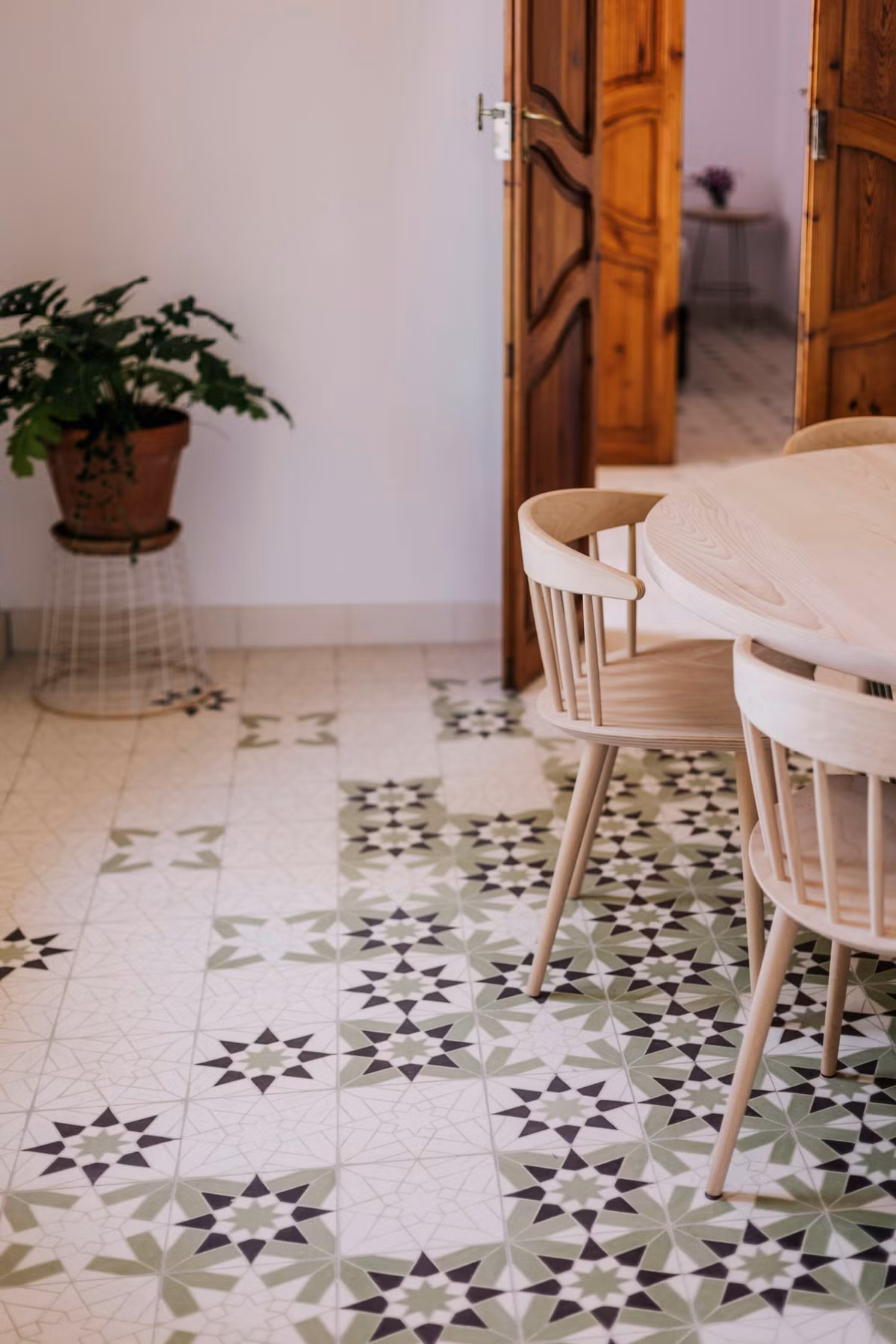 Gạch lát nền với họa tiết cổ điển tạo điểm nhấn khác biệt cho không gian.