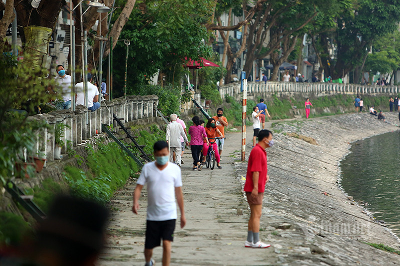 Nhiều người dân đi bộ quanh hồ Hoàng Cầu chiều 10/4