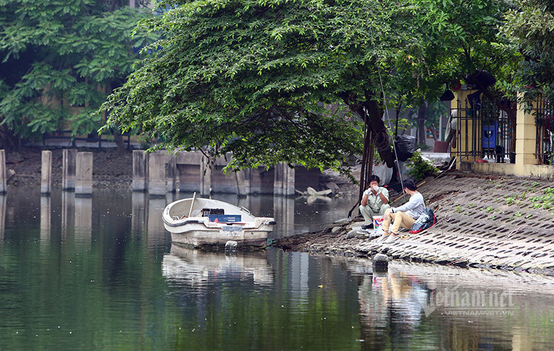 Phía sau trạm xử lý nước thải hồ Trúc Bạch (phố Trấn Vũ)