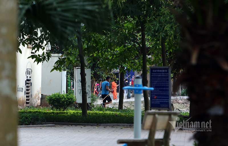 Chiều 11/4, tại hồ Trúc Bạch (Hà Nội), nhiều người cũng tìm đến để câu cá