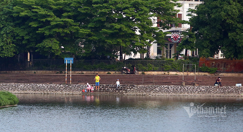 Đưa cả gia đình đi câu cá ở hồ Hoàng Cầu chiều 10/4