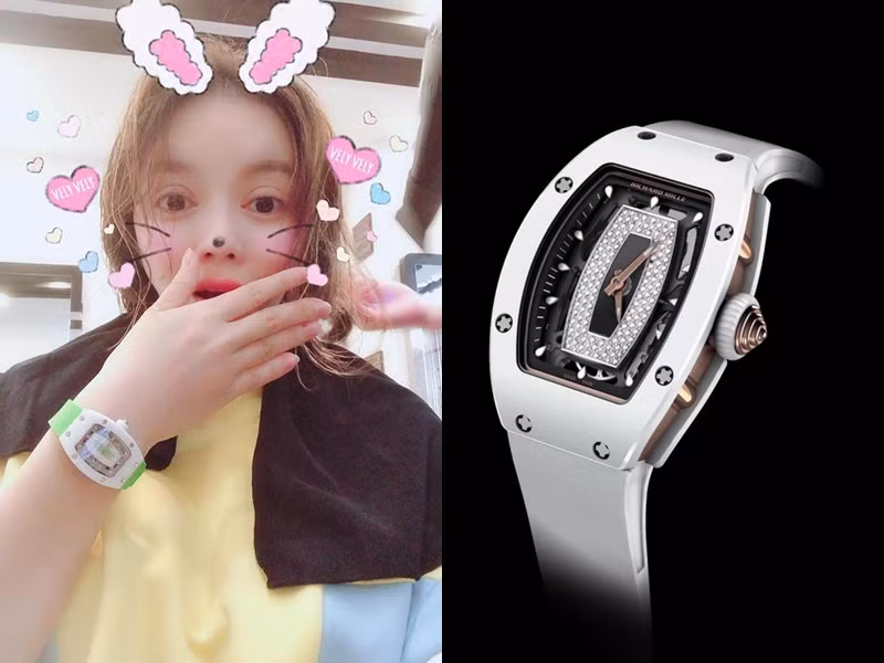 Thành công và giàu có, Lý Nhã Kỳ cũng rất ưu ái cho bản thân. Năm 2018, nữ diễn viên ring về 3 chiếc đồng hồ nằm trong BST mới nhất của thương hiệu nổi tiếng Thụy Sĩ.