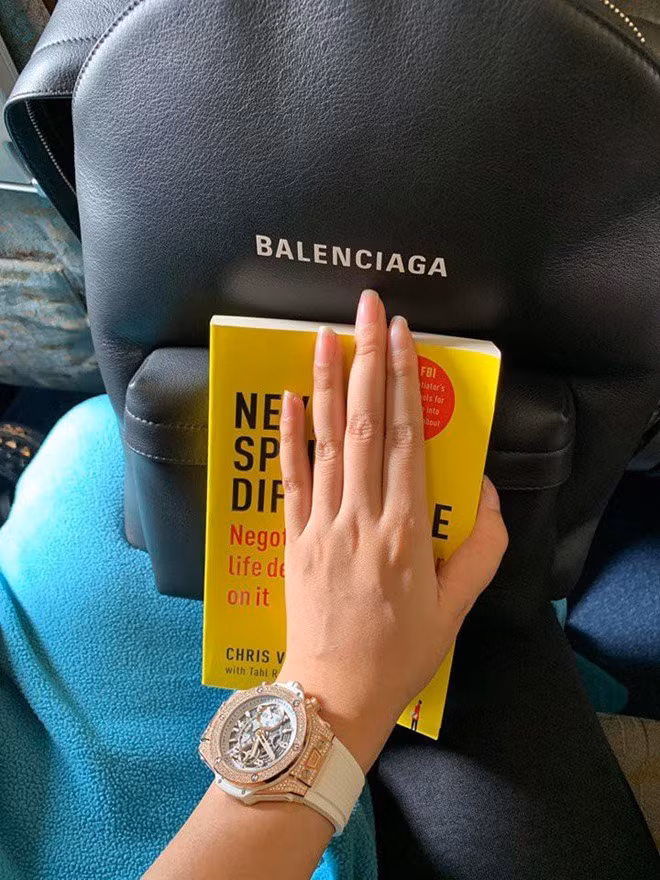 Nàng hậu cũng từng khoe trên trang cá nhân một chiếc đồng hồ Hublot màu trắng.