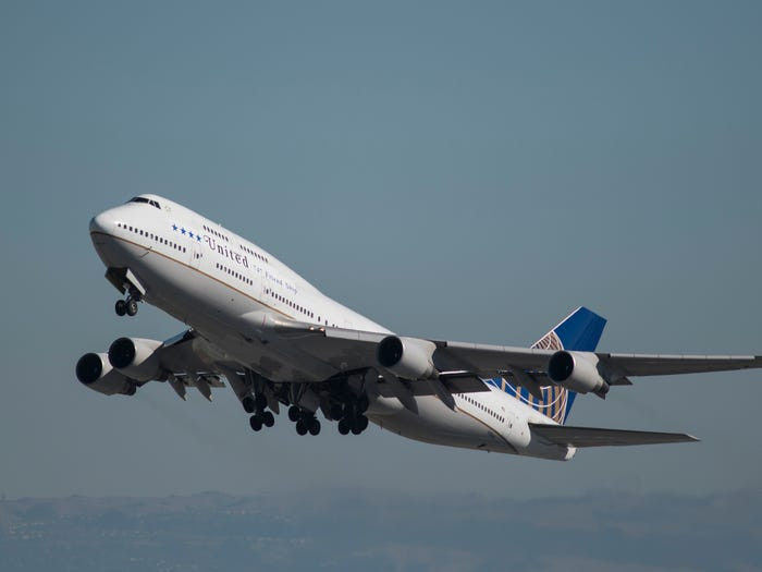 Boeing 747 giữ kỷ lục về sức chứa hành khách lớn nhất trong 37 năm cho đến khi đối thủ mới là hãng sản xuất máy bay của Châu Âu Airbus trình làng Airbus A380 vượt mặt vào năm 2005.