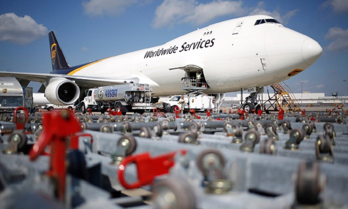 747-400 được xem là phiên bản thành công nhất của Boeing 747. Máy bay này sử dụng thế hệ buồng lái điện tử đầu tiên với nhiều màn hình LCD giúp sự xuất hiện của kỹ sư giám sát và vận hành các hệ thống phức tạp trên máy bay không còn cần thiết.