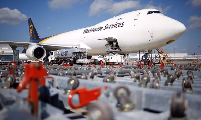 747-400 được xem là phiên bản thành công nhất của Boeing 747. Máy bay này sử dụng thế hệ buồng lái điện tử đầu tiên với nhiều màn hình LCD giúp sự xuất hiện của kỹ sư giám sát và vận hành các hệ thống phức tạp trên máy bay không còn cần thiết.