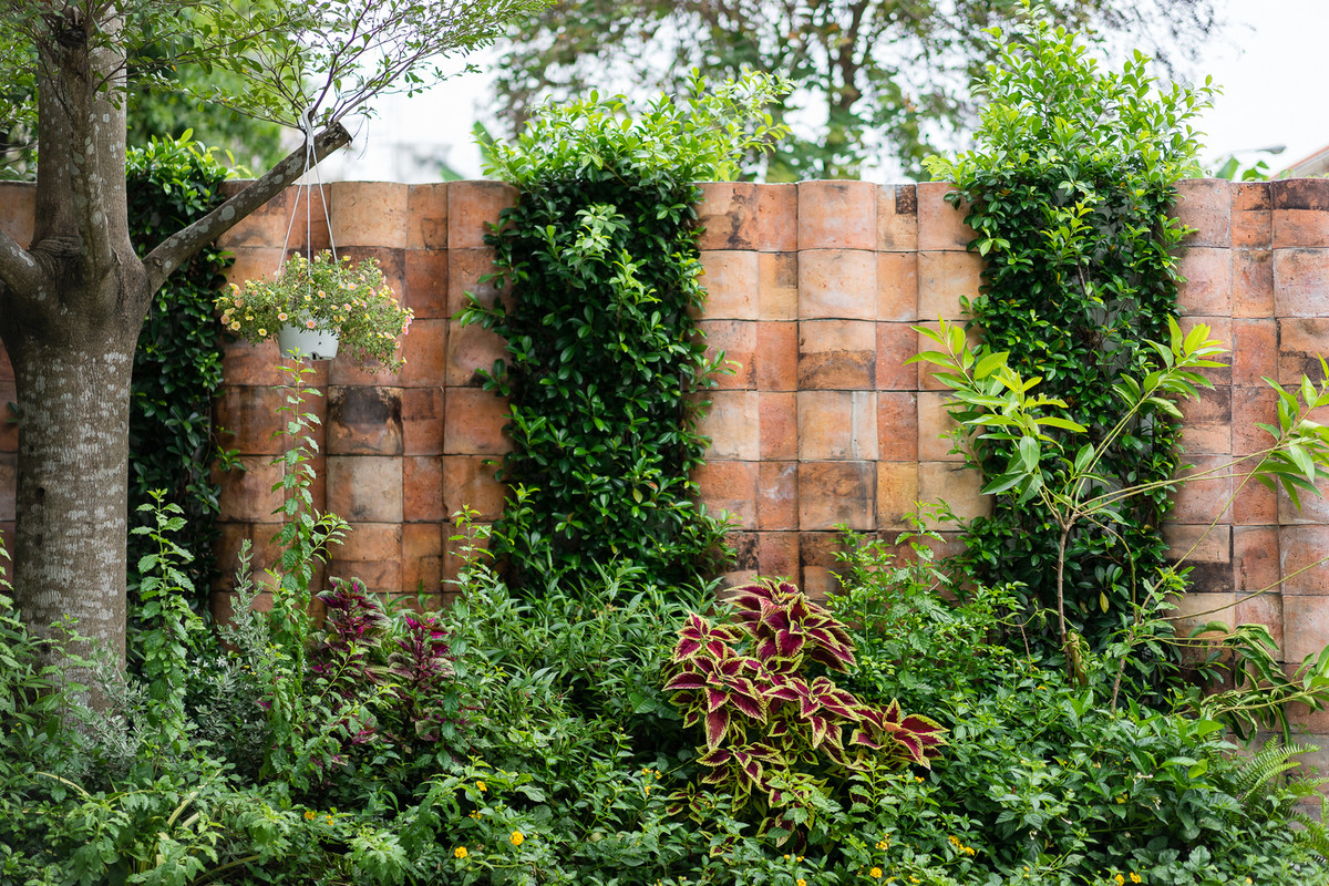 Hàng rào được xếp cầu kỳ bằng các lớp ngói.