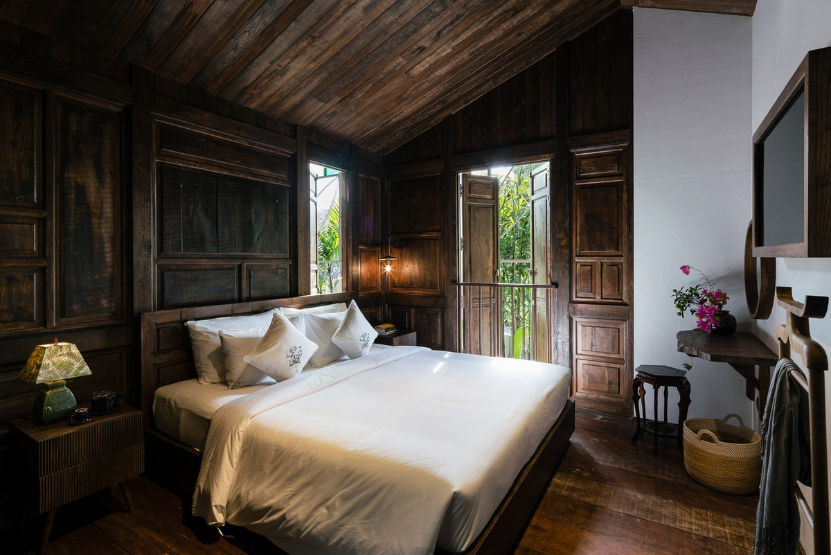 Nội thất gỗ chủ đạo tạo cảm giác mộc mạc và ấm cúng.