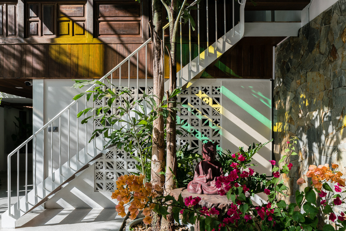 Căn nhà có khoảng sân rộng với nhiều khu vườn, tiểu cảnh đẹp mắt.