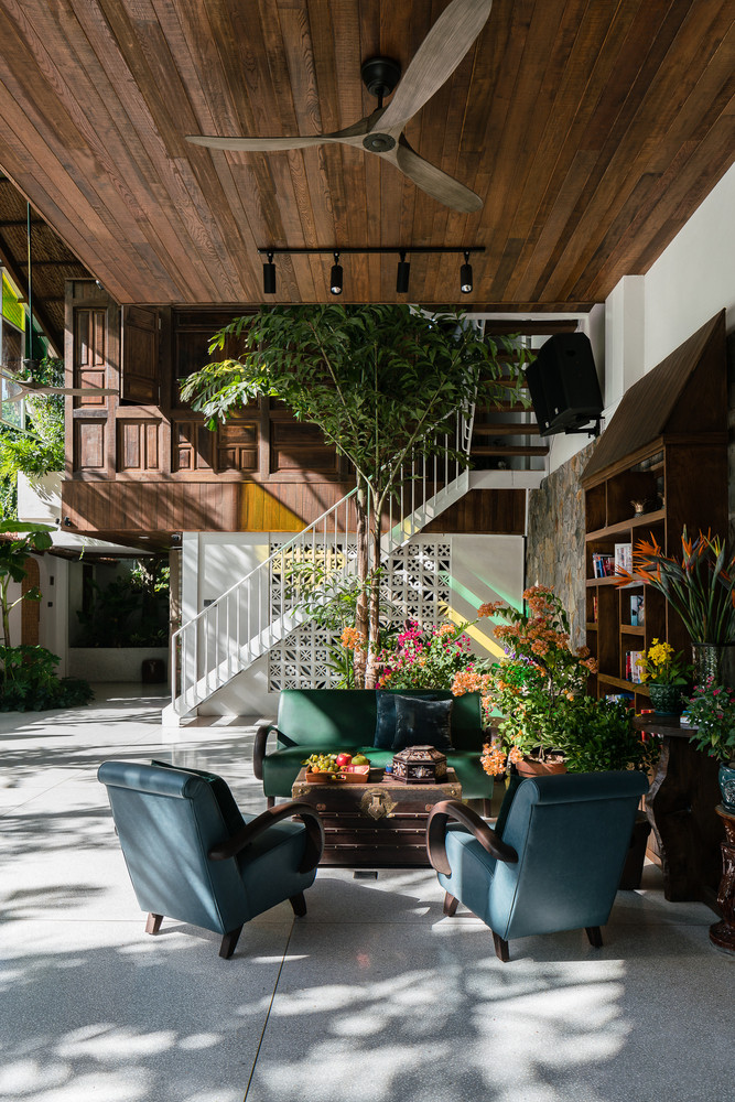 Phòng khách thiết kế mở hoàn toàn, kết nối trực tiếp với khoảng vườn, khu vực thư giãn.