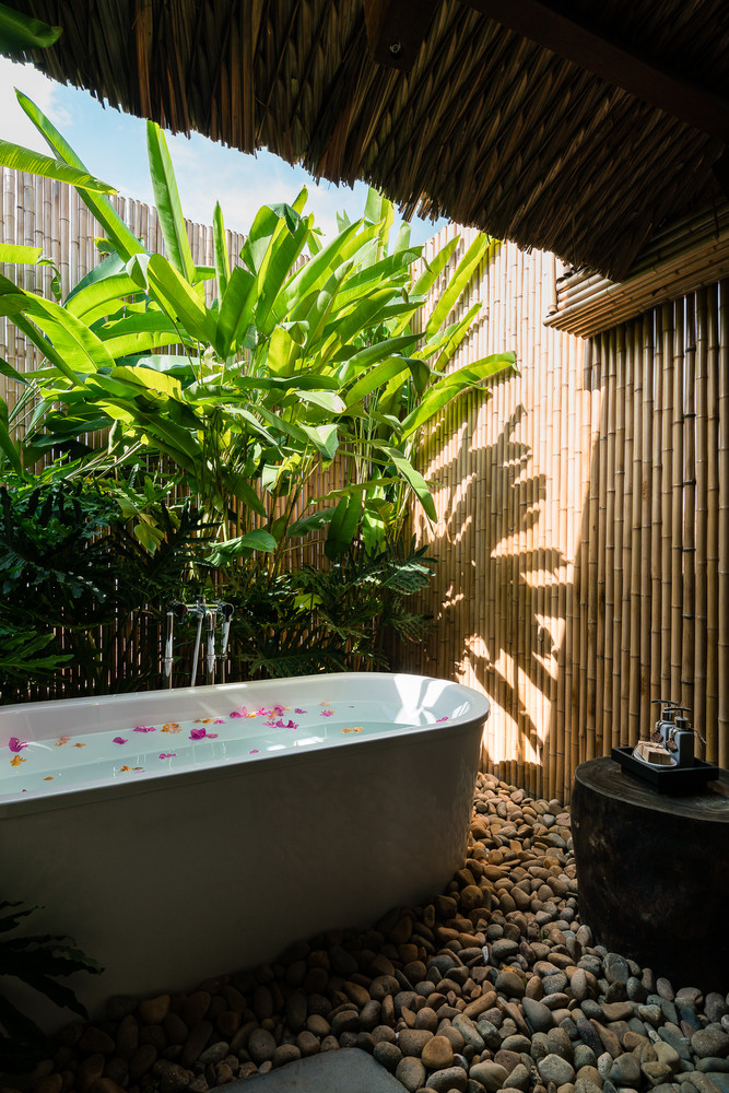 Bồn tắm lộ thiên chẳng kém khách sạn hạng sang.