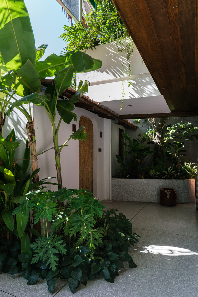 Thiết kế nhà vừa khắc phục điểm yếu nhưng cũng tận dụng hiệu quả đặc điểm hai mùa mưa - nắng của Sài Gòn. Nguồn ảnh: Quang Dam.