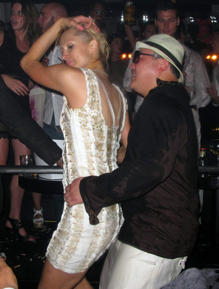 Jho Low không tiếc tay chi tiền để được cặp kè với các chân dài hàng đầu Hollywood như Paris Hilton và Miranda Kerr.