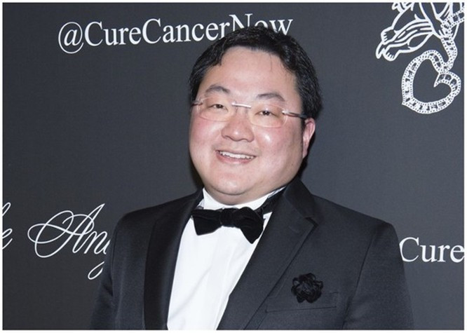 Sau những ngày tháng ăn chơi phóng túng, Jho Low đã phải trả giá. Ngày 21/8/2018, Jho Low bị cảnh sát Malaysia buộc tội biển thủ 4,5 tỷ USD (hơn 100.000 tỷ đồng). Đến nay, Jho Low vẫn chưa bị bắt. Một số nguồn tin tiết lộ Jho Low đang trốn chui trốn lủi ở Trung Quốc, đã phẫu thuật thẩm mỹ và đổi tên để không bị phát hiện.