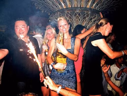 Ông từng liên hệ với quản lý của Paris Hilton và thẳng thắn đề nghị trả tiền để Paris đi chơi với mình. Và Paris Hilton đồng ý đi cùng Jho Law với mức giá khoảng 100.000 USD cho mỗi sự kiện.