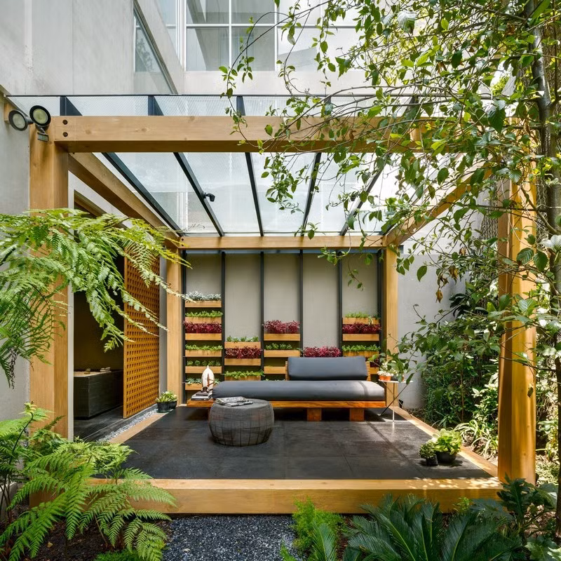 Những khoảnh vườn nhỏ xinh xanh mướt, bức rèm cây xanh trong nhà... đóng vai trò "lá phổi" giúp thanh lọc không khí, có lợi cho sức khỏe.