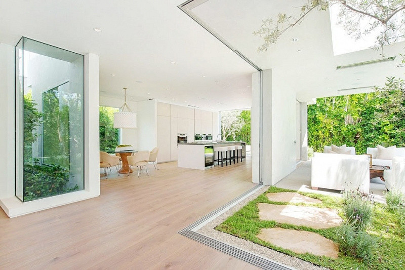 Năm 2020, những gam màu nhẹ, tươi sáng được nhiều gia đình lựa chọn. Kết hợp với ánh sáng tự nhiên, những tông màu này sẽ tạo cảm giác không gian sống như thoáng rộng hơn so với diện tích thực.