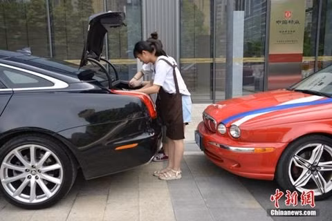 Việc ship hàng bằng siêu xe cũng được xem là thuận lợi nhất là trong thời tiết mưa gió. Ảnh: Chinanews. Video: Lừa đảo khi sử dụng dịch vụ ngân hàng điện tử. Nguồn: VTC1