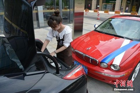 Cách đây vài năm, một nhà hàng ở Thành Đô (Trung Quốc) đã sử dụng siêu xe sang trọng để ship hàng chục suất ăn cho khách hàng gọi buổi trưa. Ảnh: Chinanews.