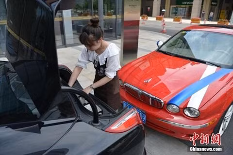 Cách đây vài năm, một nhà hàng ở Thành Đô (Trung Quốc) đã sử dụng siêu xe sang trọng để ship hàng chục suất ăn cho khách hàng gọi buổi trưa. Ảnh: Chinanews.