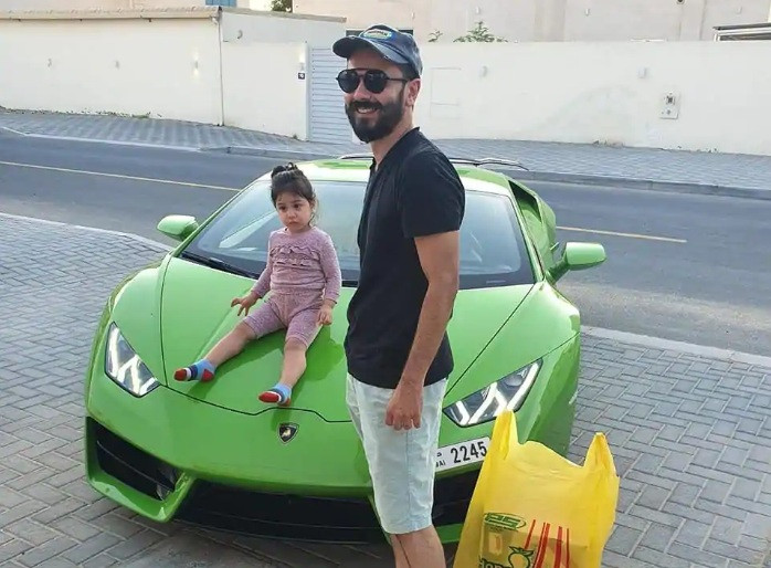 Không chỉ tự mình giao hàng cho khách, Mohammad còn đưa khách đi hóng gió trên chiếc siêu xe trị giá hơn 7,5 tỷ đồng để thể hiện tinh thần phục vụ. Ảnh: Livemint.