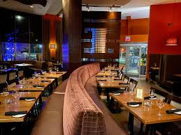 Đáng tiếc, với kinh nghiệm tìm hiểu, nghiên cứu 30 năm của mình, Joanna Blythman khẳng định sự gian lận này diễn ra khá phổ biến, nhất là ở các nhà hàng thường xuyên thay đổi đầu bếp. Do đó, Joanna Blythman khuyên người tiêu dùng nên lựa chọn những nhà hàng uy tín, chất lượng để được phục vụ thực chất. Nguồn ảnh: Getty Image. Video: Nhà hàng nổi bốc cháy ngùn ngụt giữa Hồ Tây. Nguồn: VTC Now.