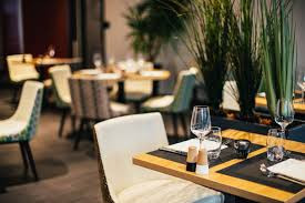 Chẳng hạn, một phần 'Vegan Cottage Pie' không có gluten đông lạnh giá 1,67 bảng Anh. Tuy nhiên, với vài lá rau tươi trang trí, các nhà hàng có thể định giá nó ở mức 9,99 bảng Anh.