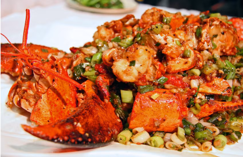 Không chỉ vậy, ngành thực phẩm sơ chế sẵn rất phát triển ở Anh. Và các nhà hàng muốn giảm chi phí công nhân sơ chế rất chuộng.