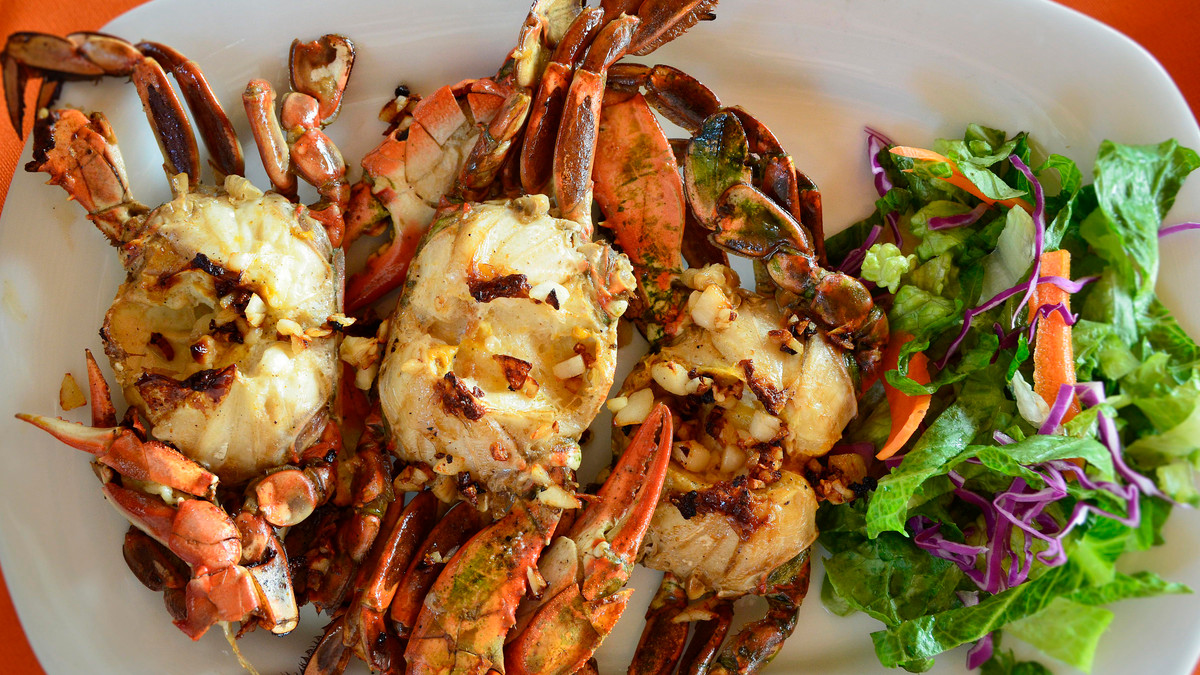 Các loại hải sản đắt tiền như tôm, cua, sò điệp...là những thực phẩm dễ bị "đánh tráo" nhất. Đặc là những món thái nhỏ hay tẩm bột rán.