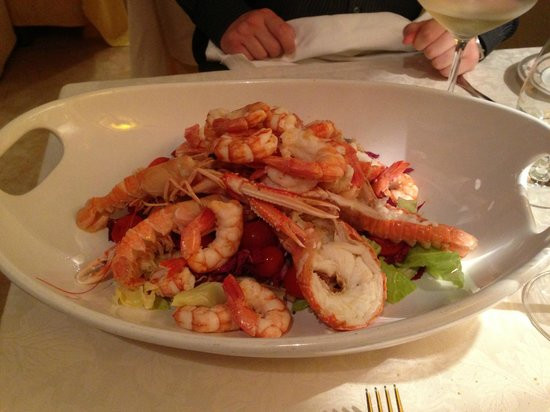 Một nhà hàng ở Italia từng bị phát hiện món Aragosta e Gamberoni (một món làm từ tôm hùm và tôm cỡ lớn) là hỗn hợp của tôm hùm, thịt cá trắng và các thành phần khác được chế biến thành giống như thịt tôm hùm tự nhiên.