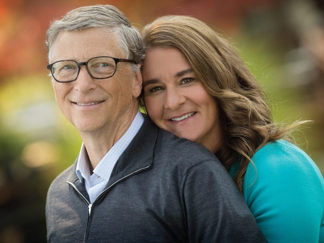 Bill Gates và vợ là bà Melinda dành rất nhiều thời gian và tiền để làm từ thiện.