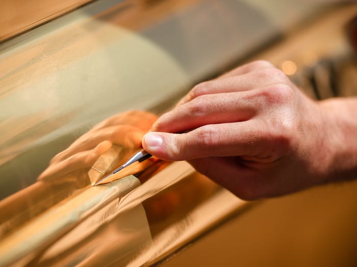 Quá trình dát vàng tỉ mỉ này mất 13 ngày để thực hiện.