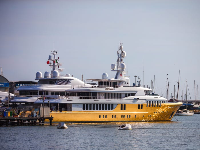 Lớp mạ vàng bên ngoài thân tàu có diện tích tới 603m2.