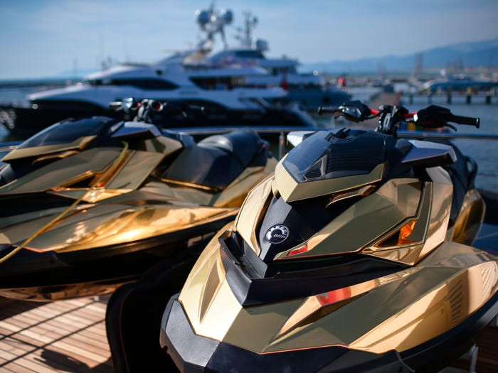 Trên du thuyền dát vàng còn được trang bị những chiếc xe lướt sóng sang trọng.