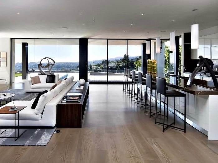 Phòng khách thoáng đãng, tràn ngập ánh sáng tự nhiên, được tích hợp với một nhà bếp nhỏ gọn.