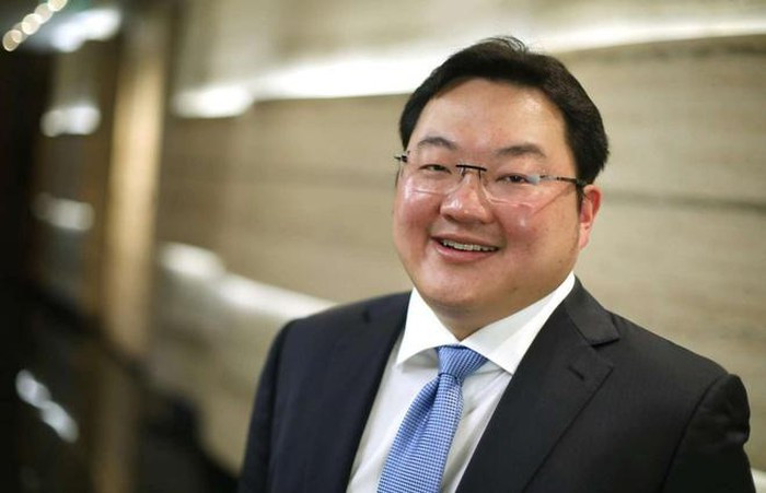Tỷ phú người Malaysia Jho Low bị cáo buộc chiếm đoạt hàng tỷ USD từ Quỹ nhà nước Malaysia 1MDB để hối lộ các quan chức nước ngoài, mua sắm các bất động sản, siêu du thuyền. Ông bị truy nã từ năm 2018 và hiện vẫn lẩn trốn.