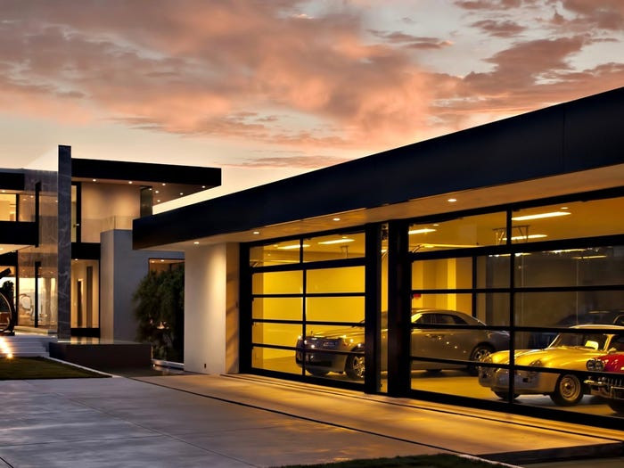 Căn biệt thự này được Jho Low mua vào năm 2012 với giá 39 triệu USD (khoảng 936 tỷ đồng). Sau khi bị tịch thu, ngôi nhà gần đây đã được bán với giá 18,5 triệu USD cho một nhà đầu tư địa phương.