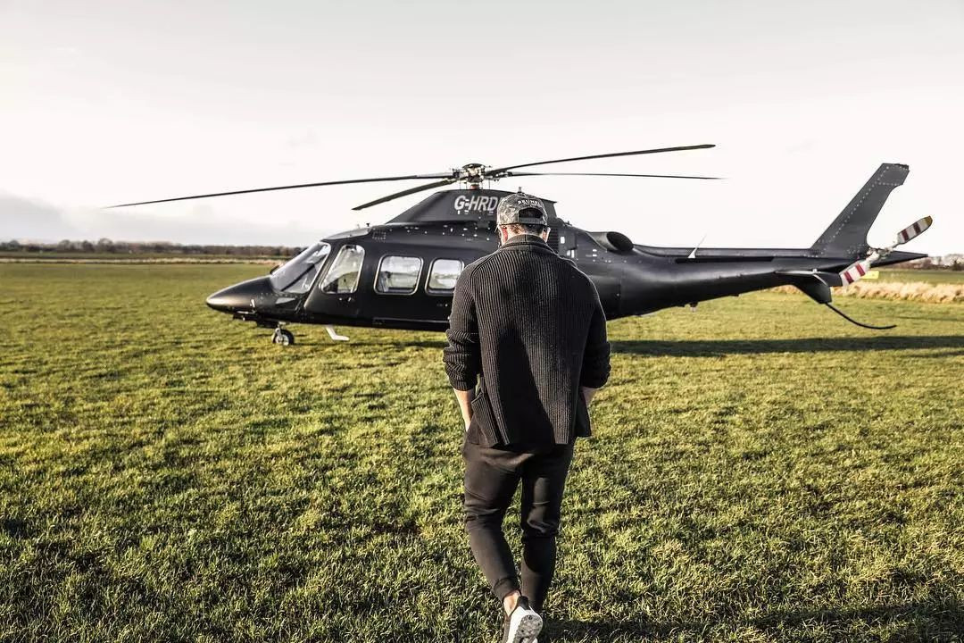 Những lúc chán đường bộ, Abdul Mateen leo lên chuyên cơ cá nhân riêng và tự lái chúng.