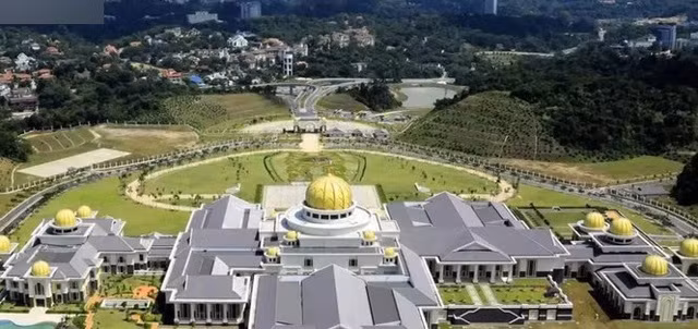 Nơi ở của hoàng gia Brunei, lớn gấp bốn lần Cung điện Buckingham của Nữ hoàng Anh, có tổng cộng 1.788 căn phòng.